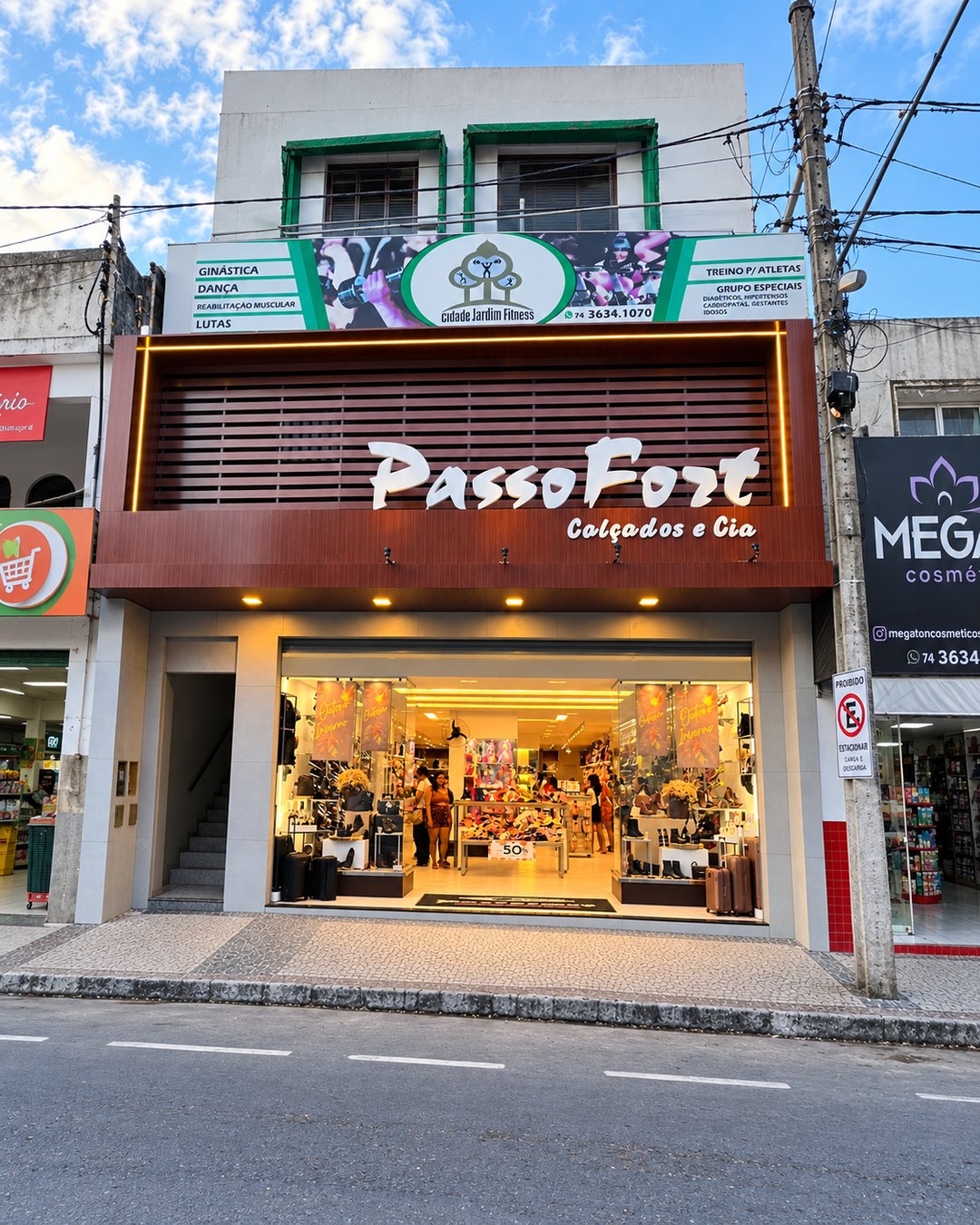 Fachada da PassoFort Calçados em ACM amadeirado com letras em relevo e iluminação LED, feita pela Tech