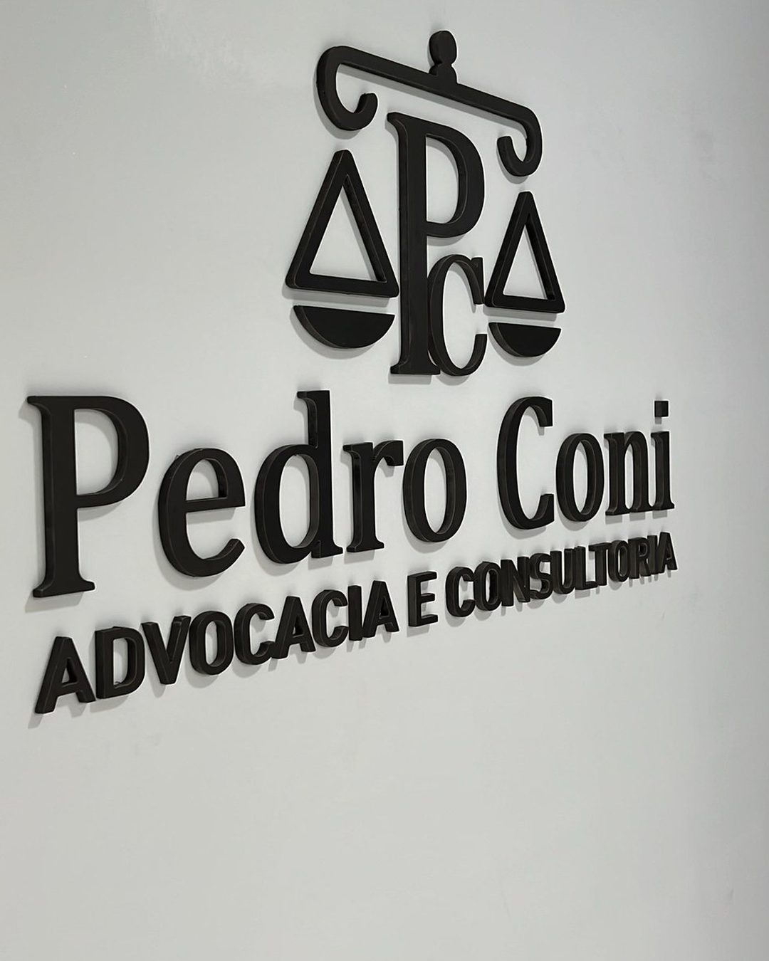 Logo em letras de PVC do escritório Pedro Coni Advocacia e Consultoria