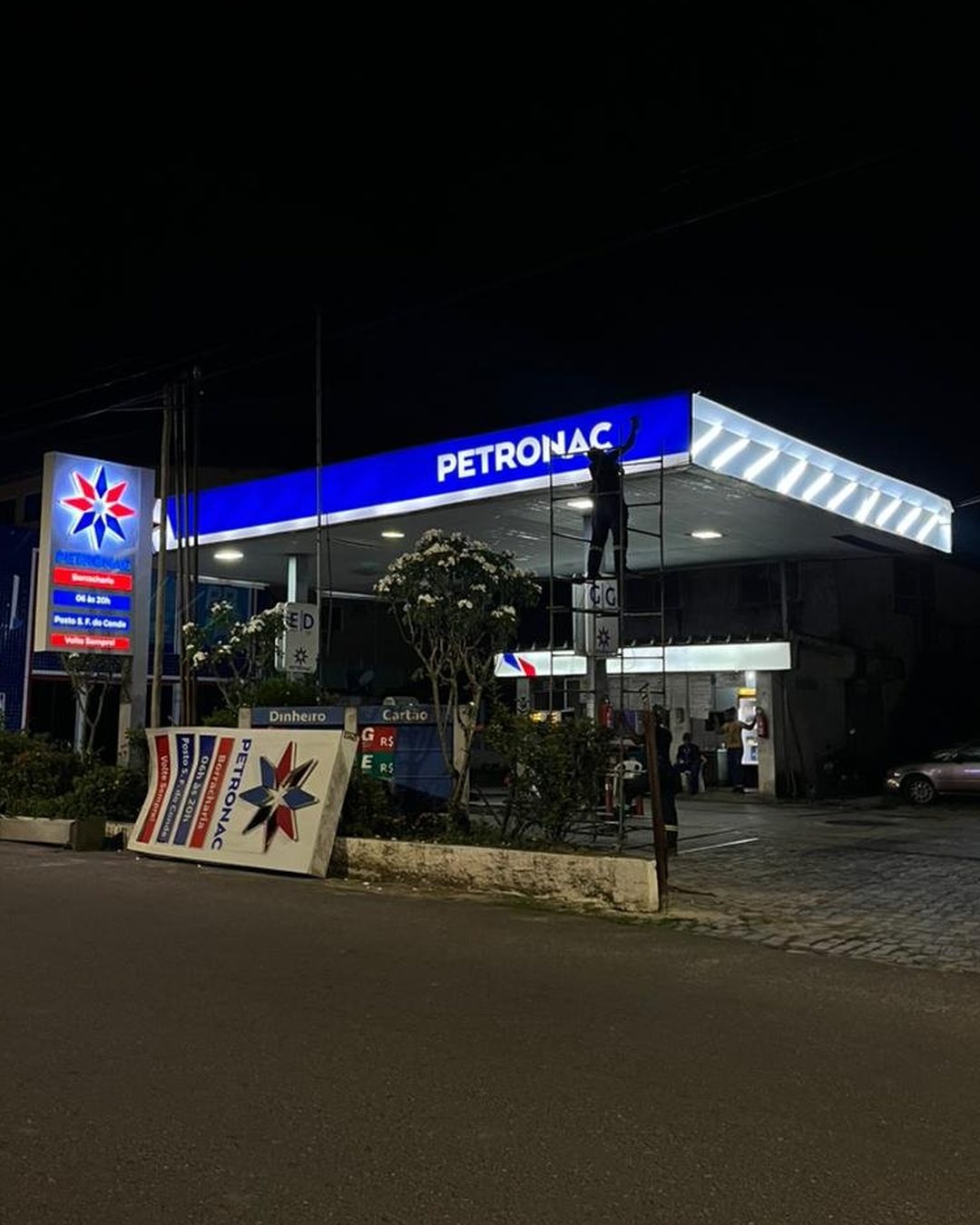 Posto Petronac à noite, com testeira iluminada instalada pela Tech