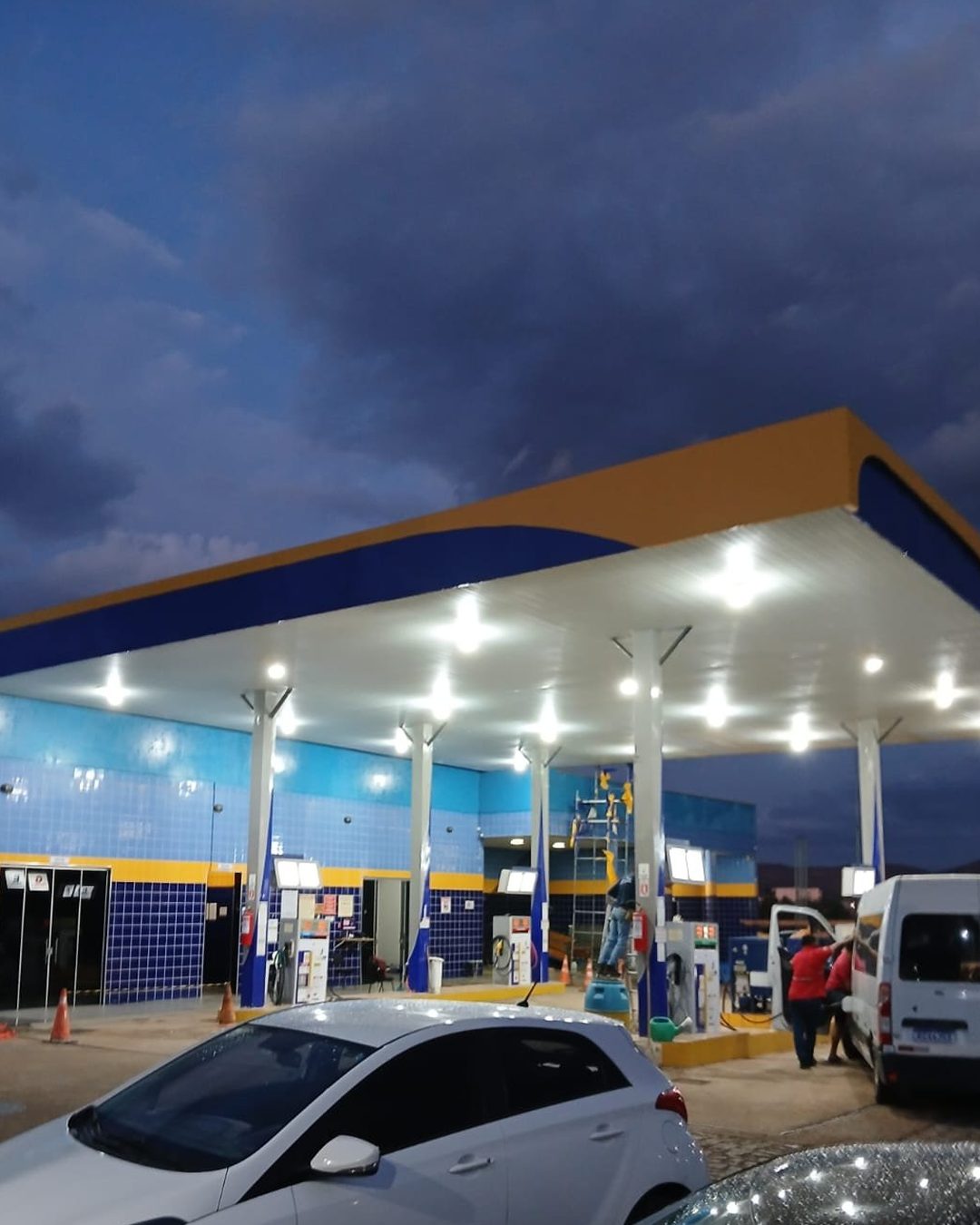Posto Via Oeste à noite, com cobertura iluminada e comunicação visual feita pela Tech