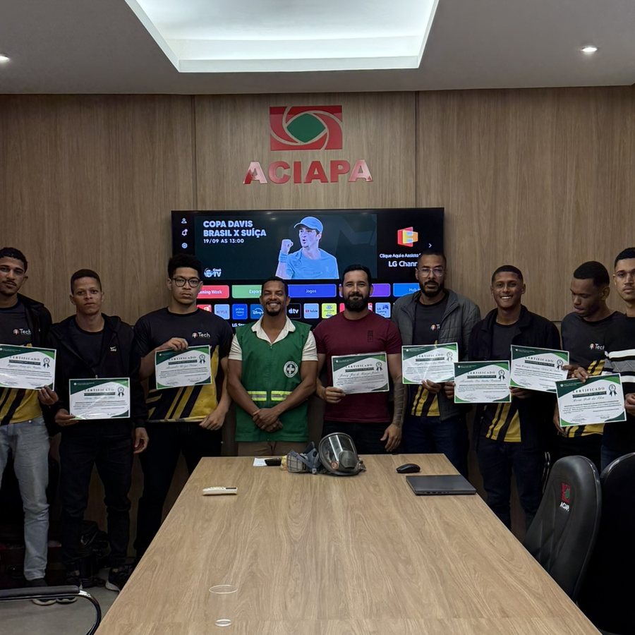 Equipe da Tech segurando os certificados do treinamento de segurança