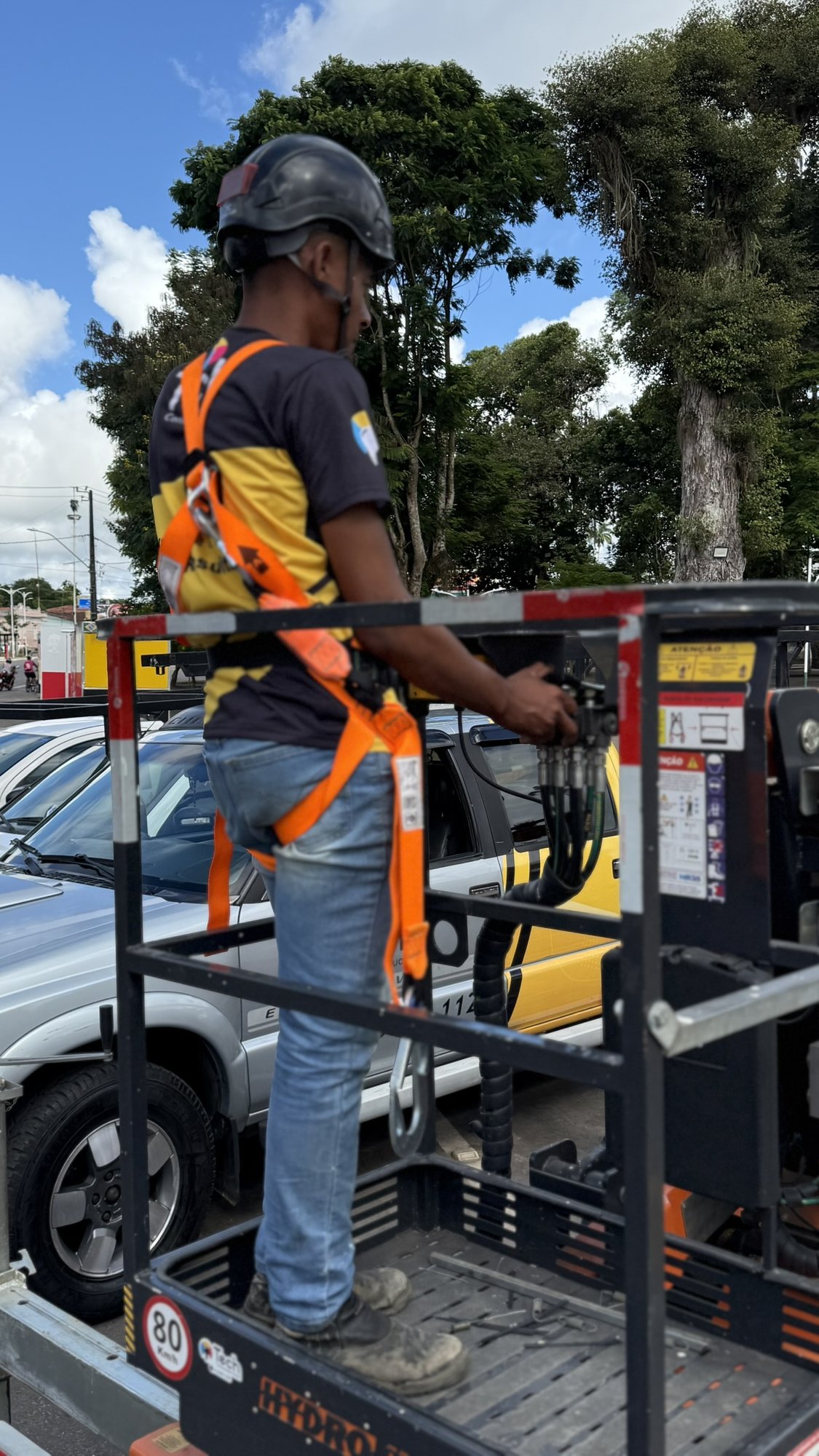 Instalador da Tech usando cinto de segurança e EPI na plataforma elevatória