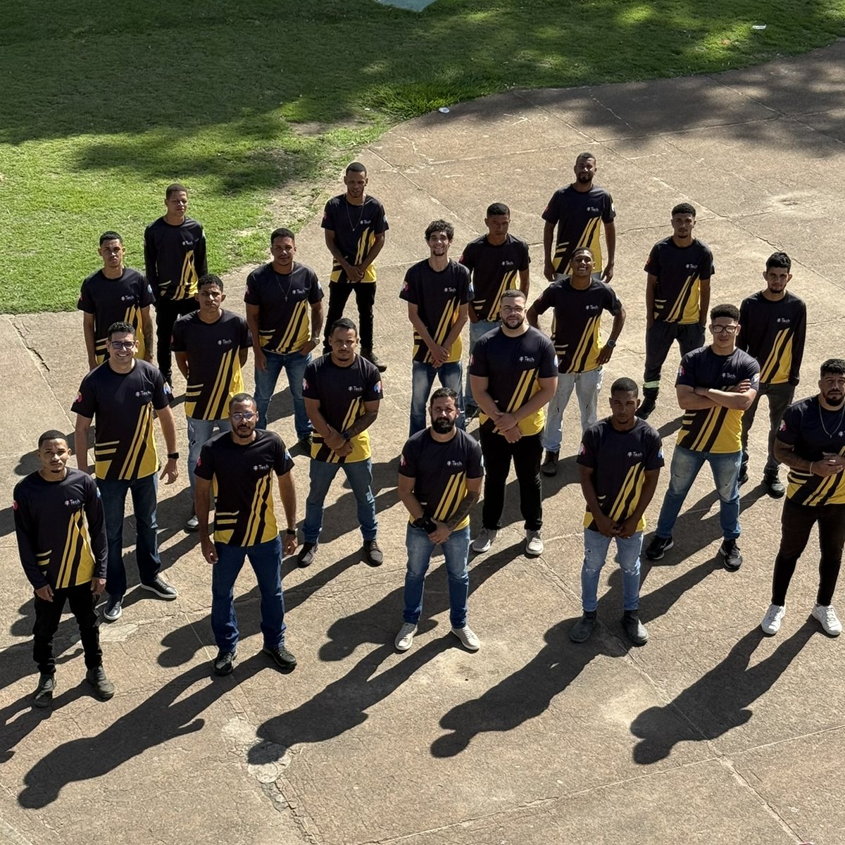 Equipe da Tech Comunicação Visual uniformizada, vista de cima, em Amargosa