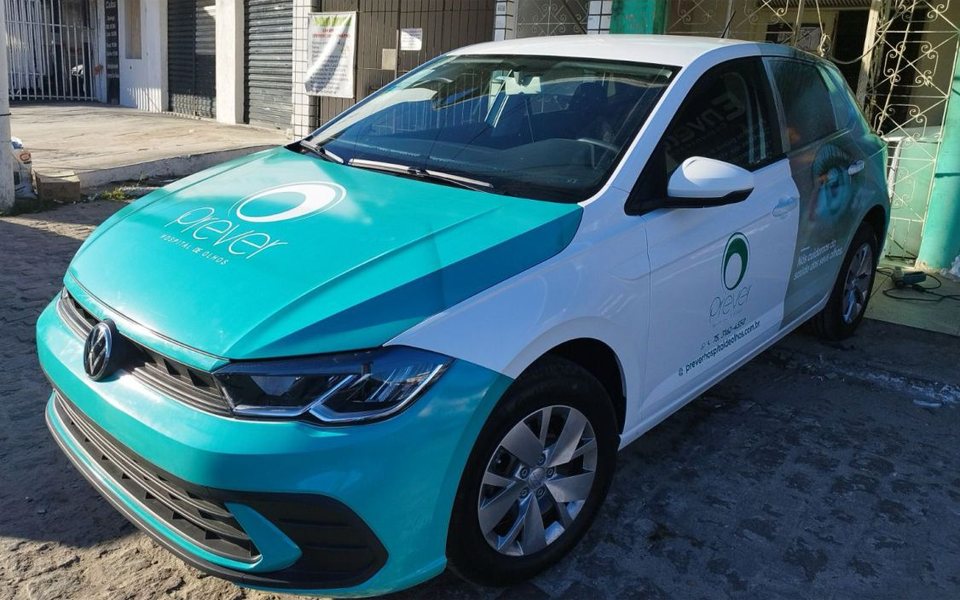 Carro envelopado com adesivo impresso pela Tech na identidade do Hospital de Olhos Prever