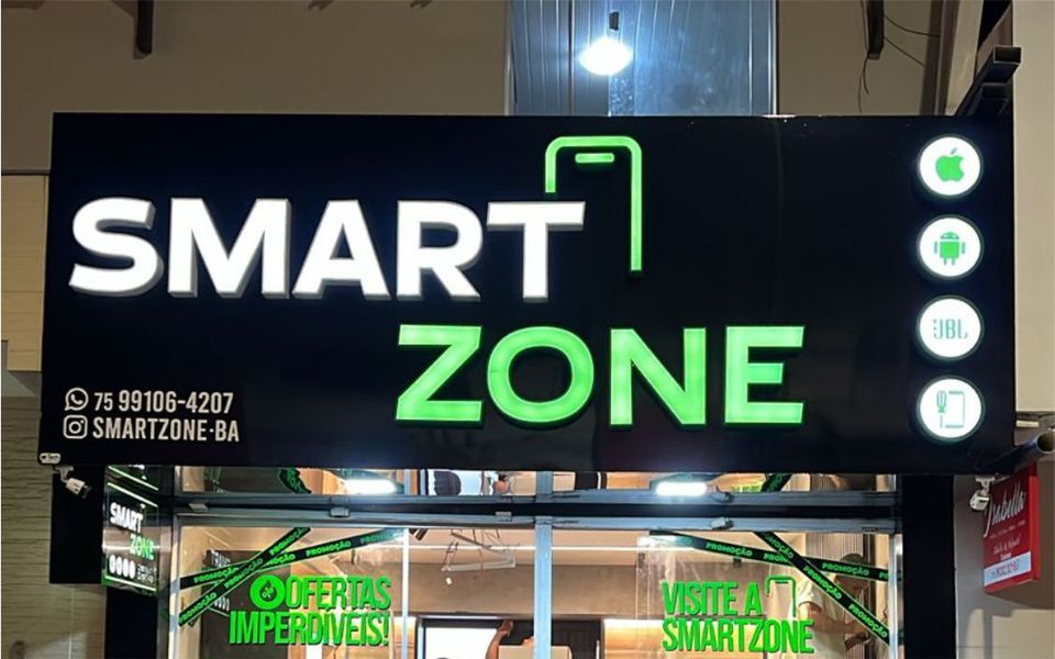 Fachada em ACM com letreiro iluminado da loja Smart Zone