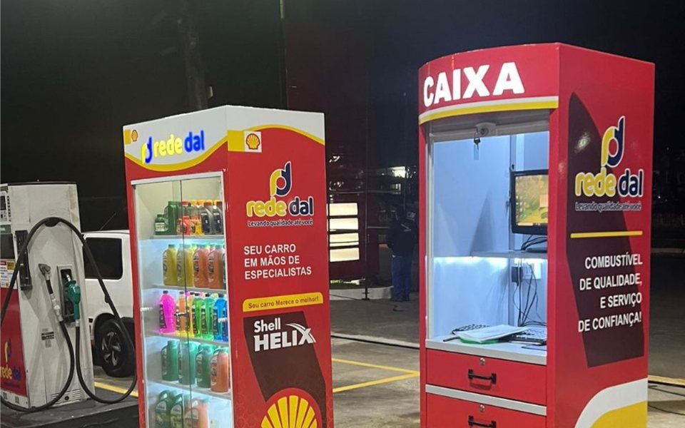 Expositor de lubrificantes e PDV (caixa) iluminados na pista de um posto Rede Dal, feitos pela Tech