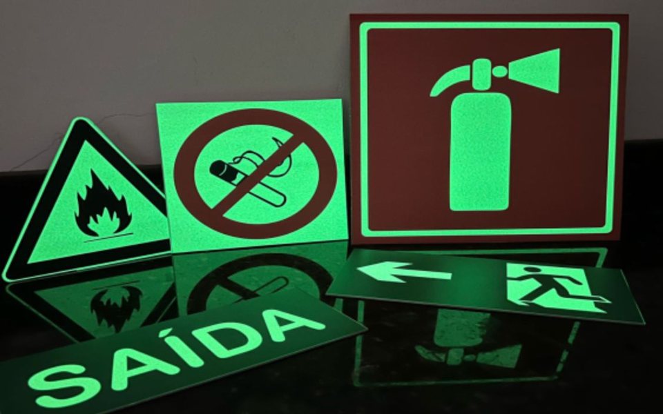 Placas fotoluminescentes de segurança feitas pela Tech: saída, extintor, proibido fumar e inflamável brilhando no escuro