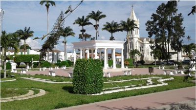 Vista panorâmica da Praça Lourival Monte com a catedral ao fundo
