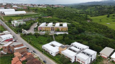 Vista aérea do campus da UFRB em Amargosa, com destaque para sua integração à paisagem natural e urbana