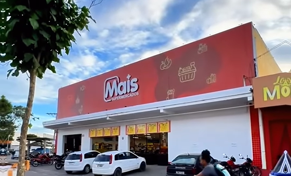 Fachada do Supermercado Mais com identidade visual impactante Fachada Supermercado Mais