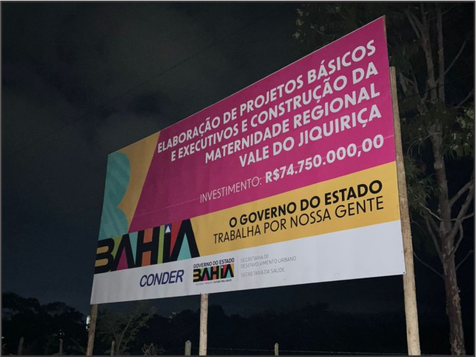 Placa de obra de metalon com zinco adesivado e pés de madeira.