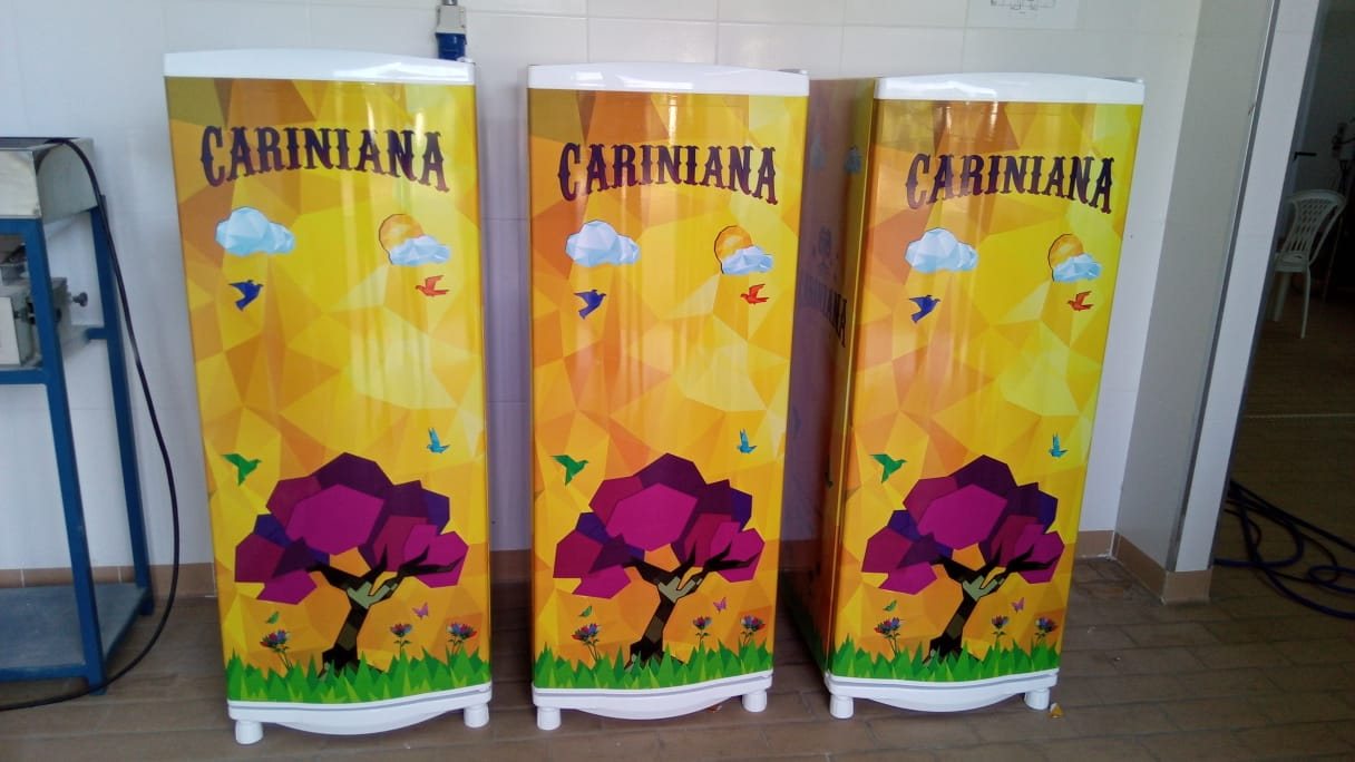 Freezers adesivados com a mesma arte