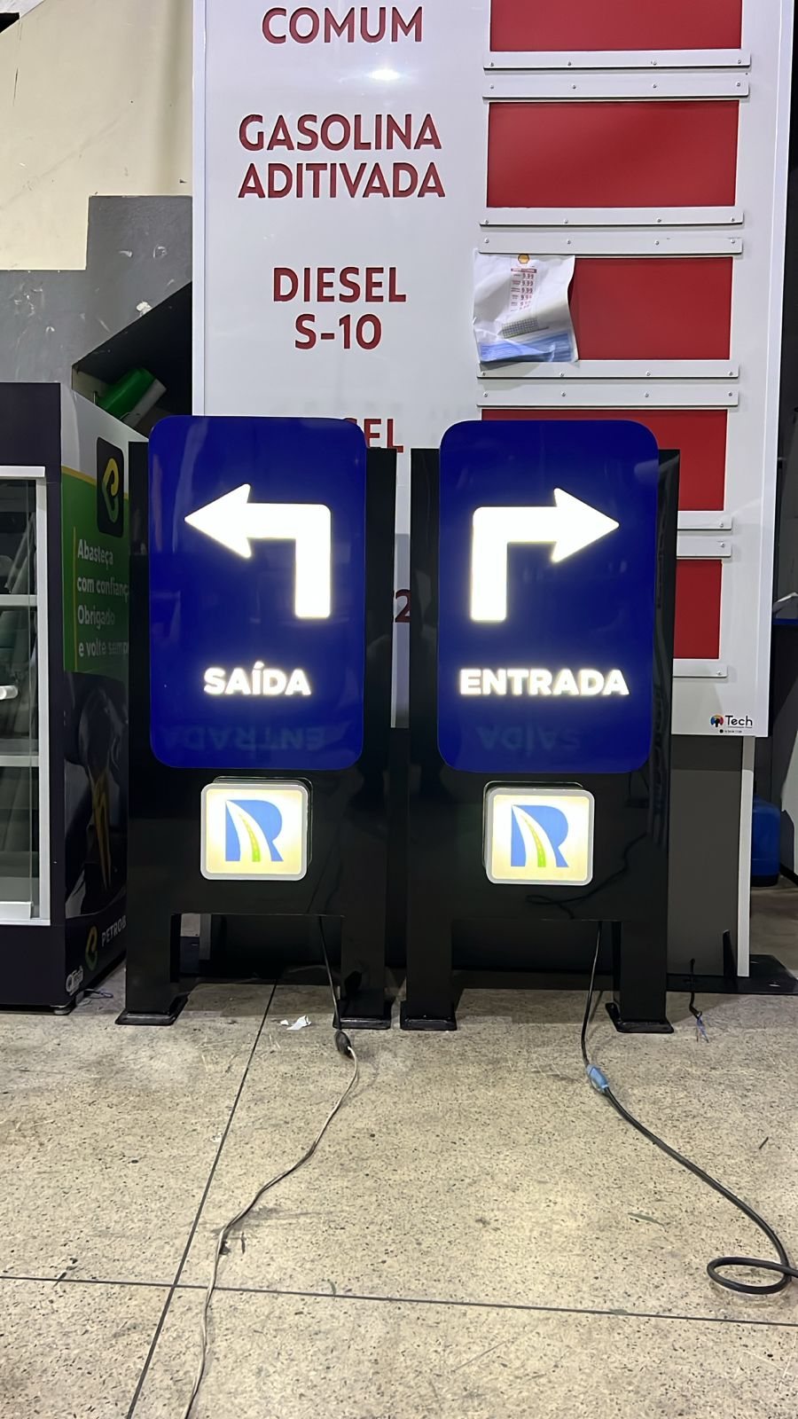 Placas de entrada e saída iluminadas